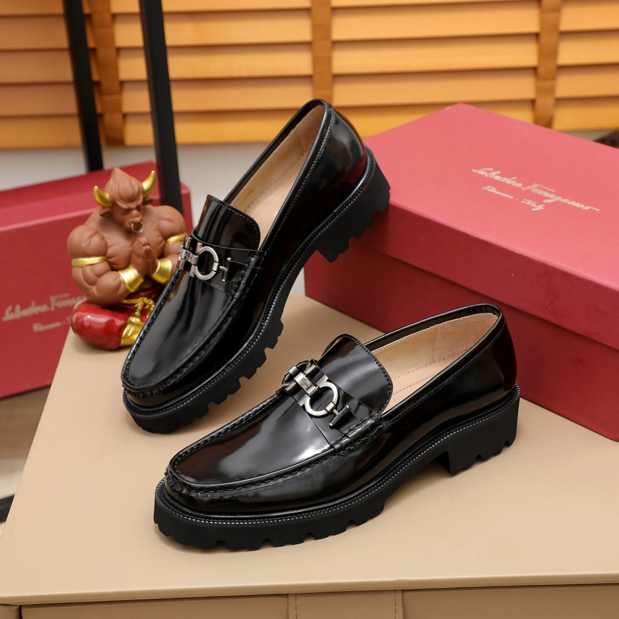 Men's shoes 💰500 🕷🕷🐂【Ferragamo】 Popular fashionable casual shoes🇨🇳Official website counter 1:1 production, original mold opening💯Good quality visible, imported high-end first-layer waxed calfskin, water-dyed🐂leather lining🌿very clear texture, high-quality waterproof, non-slip and wear-resistant outsole🎋high quality and low price, truly handmade🍓black color available! Code number 38-45……